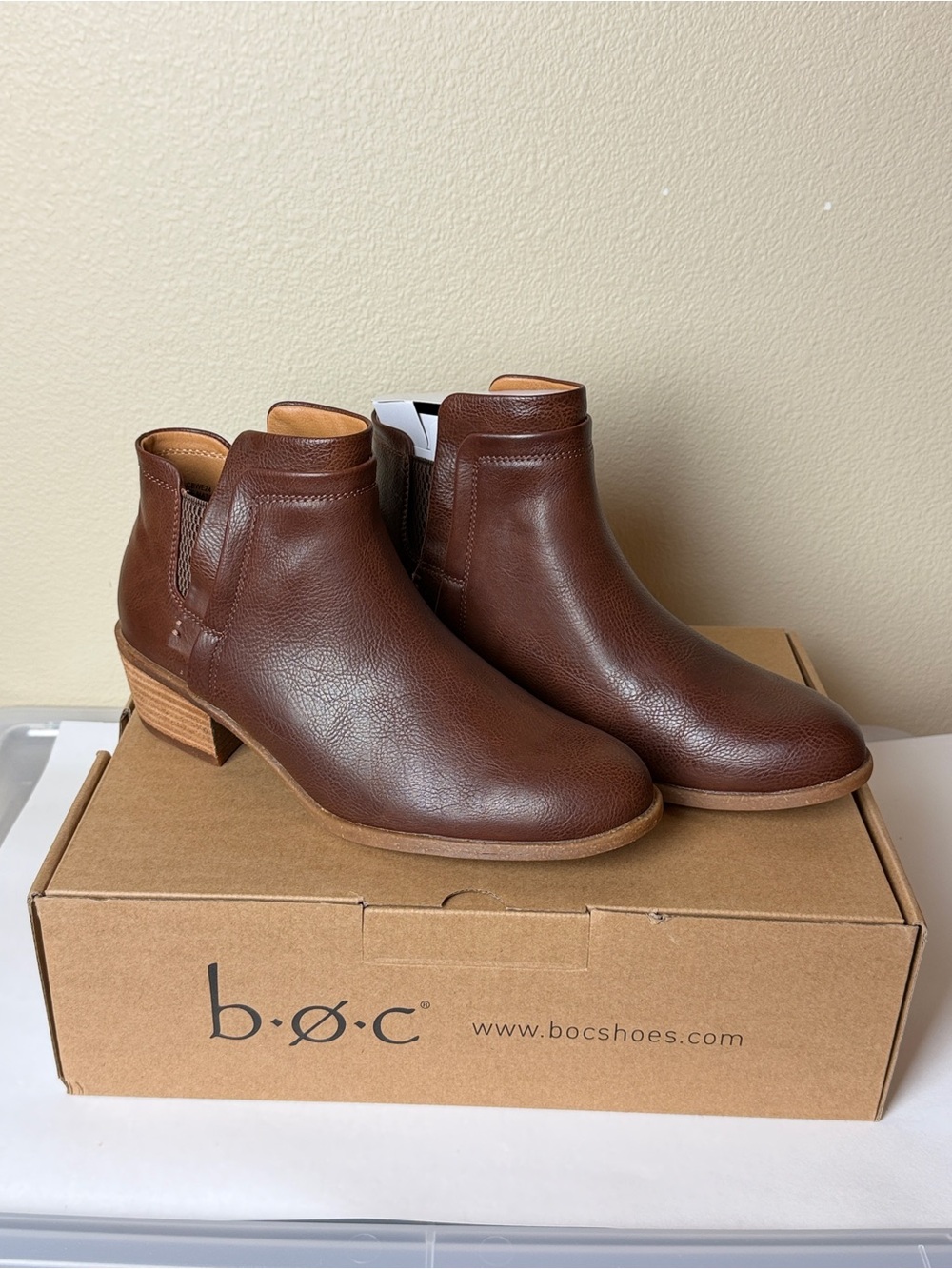 b.o.c. Grover Brown Leather Chelsea Ankle Booties - Size 9